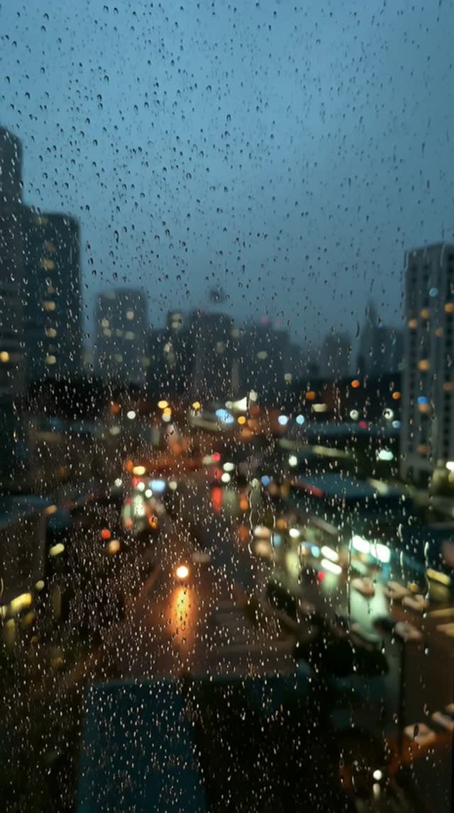 A Soft Focus Shot Of A Korean City At Dusk Lights Rain night traffic car rain cityscape raindrop video